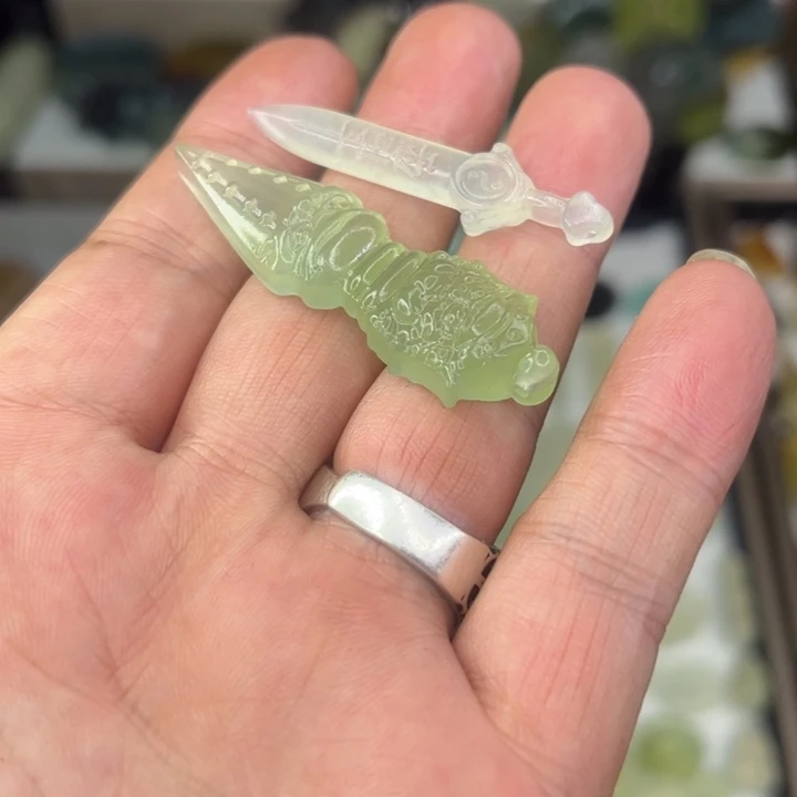 未镶嵌岫玉颈饰绿冰白冰
