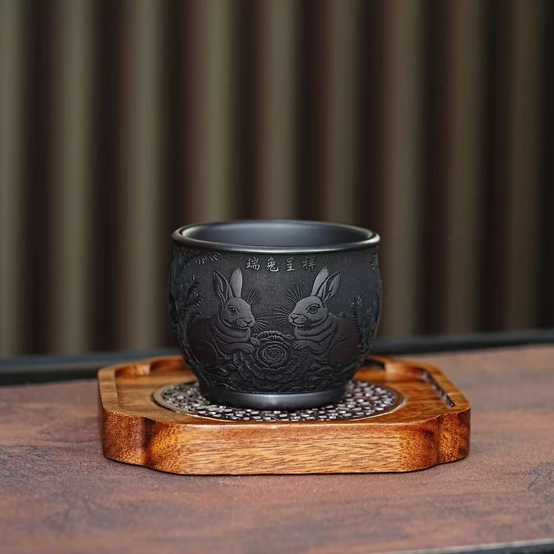 宜兴原矿紫砂石黄全手工刻绘瑞兔呈祥主人杯高端品茗杯