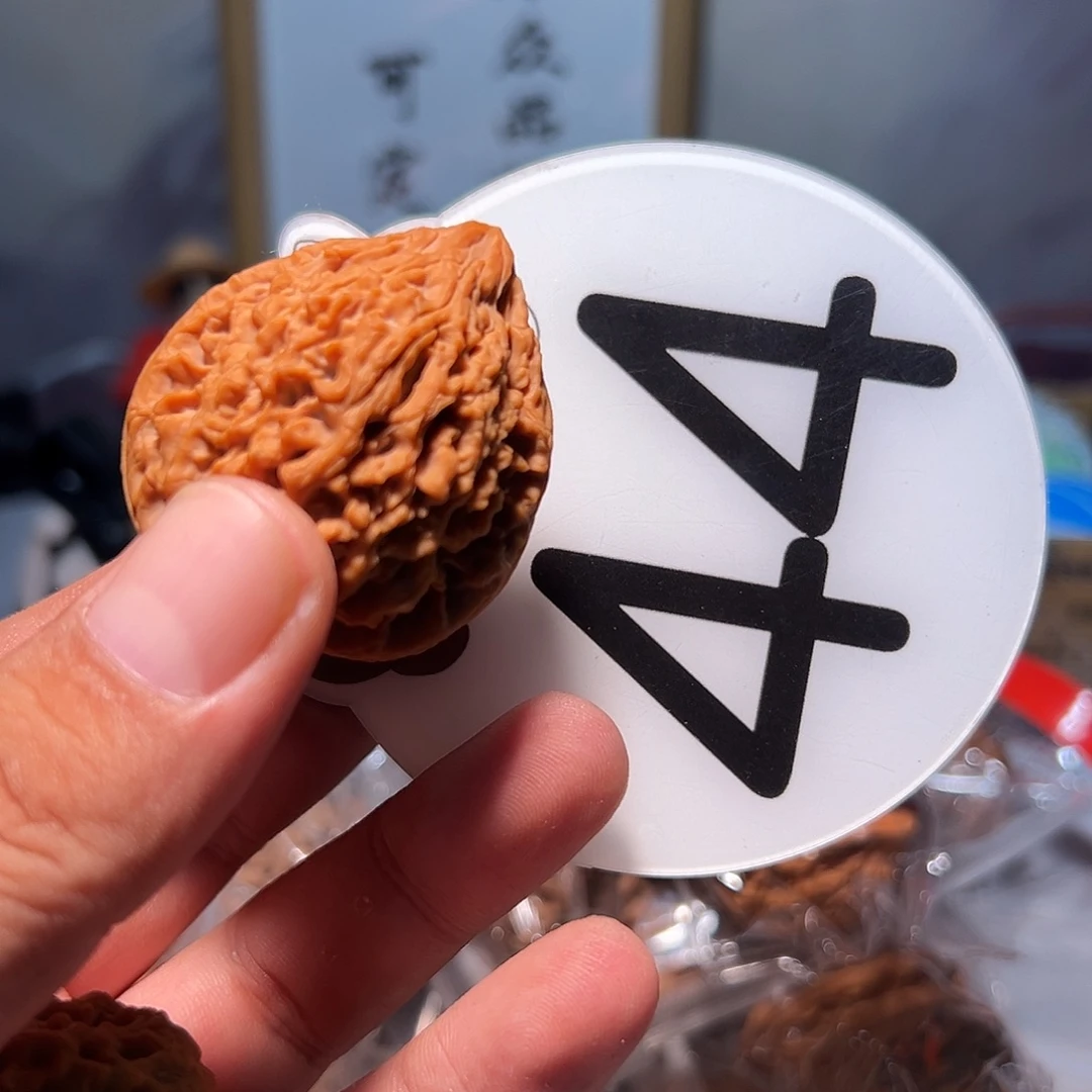 任***。文玩核桃，白色44号