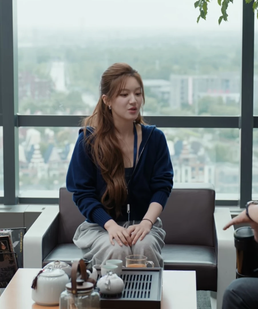 露思同款针织外套女秋季2025新款韩版时尚修身短款小个子连帽毛衣