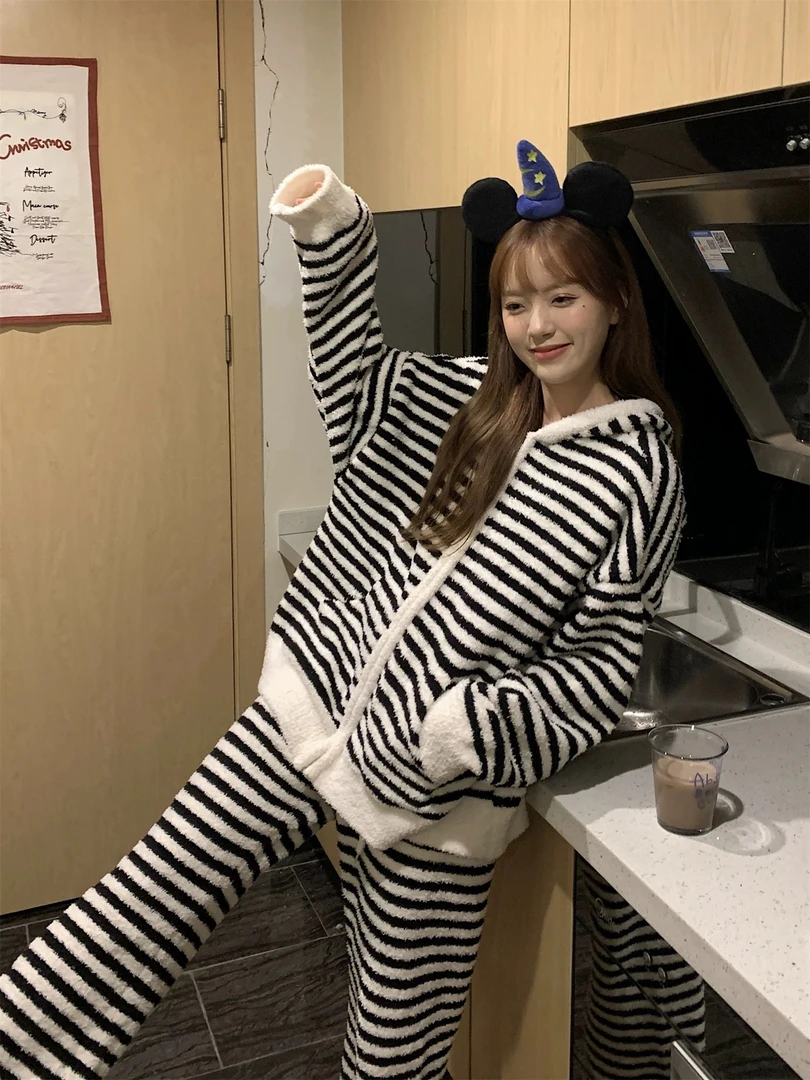 ins韩版黑白条纹半边绒睡衣女冬季加厚保暖毛绒针织家居大码套装