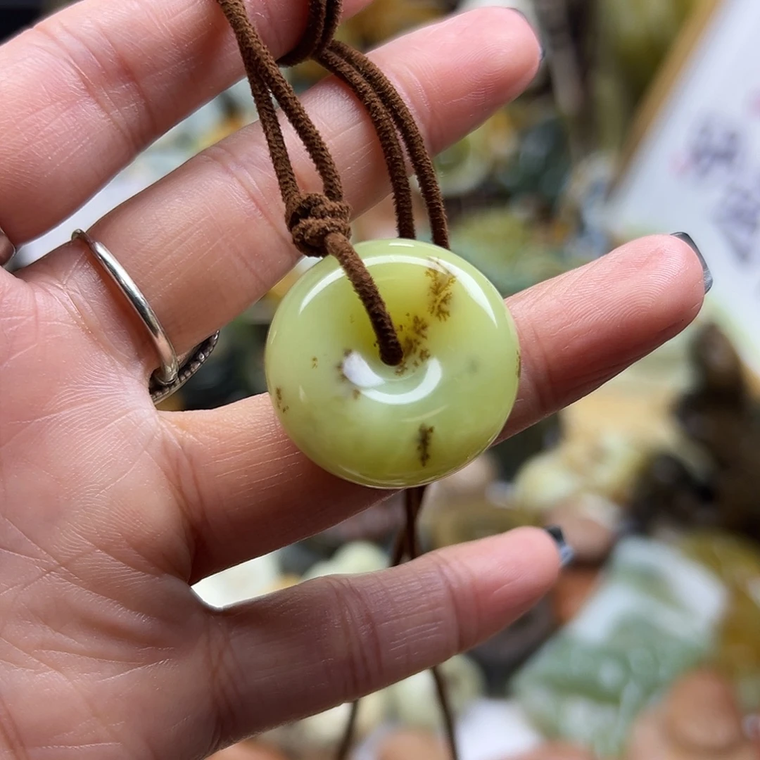 未镶嵌岫玉颈饰水草扣子