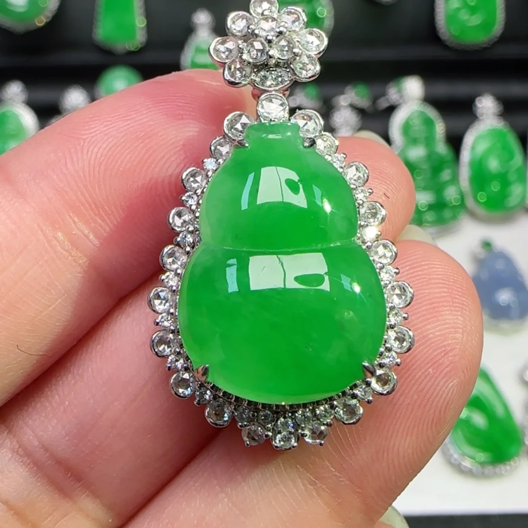 翡翠18K金镶嵌颈饰吊坠