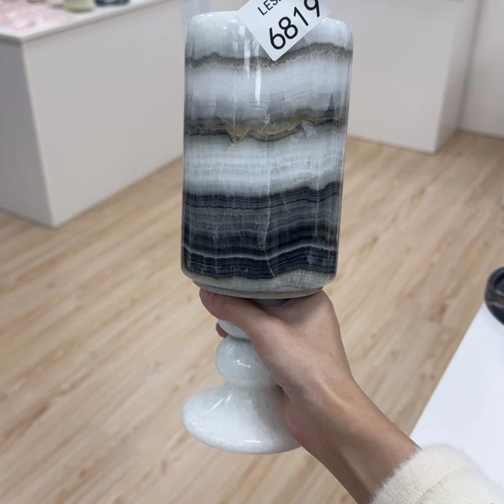 X819.              花瓶