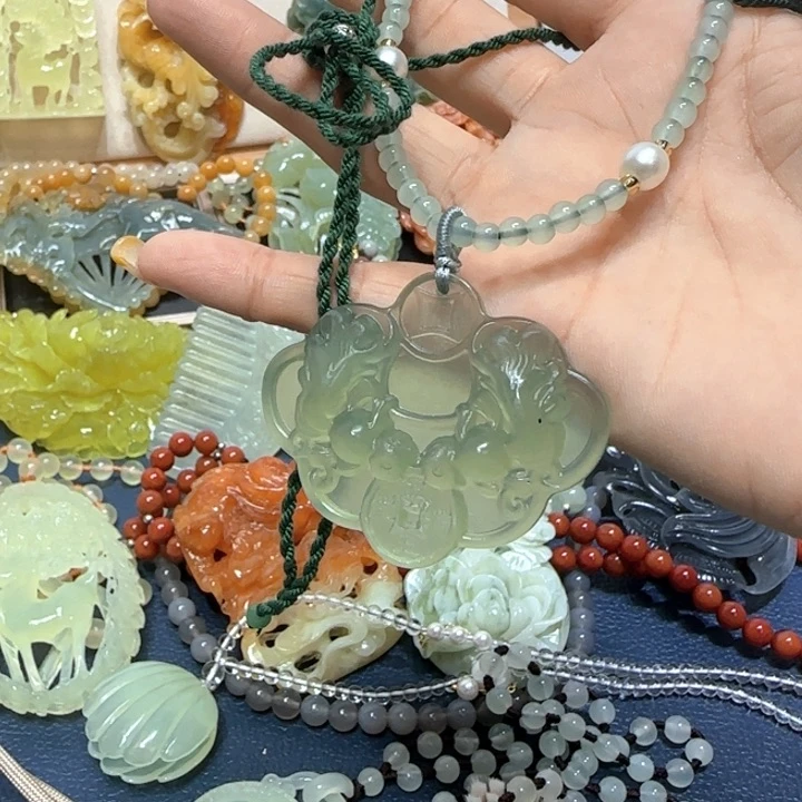 未镶嵌蛇纹石玉吊坠