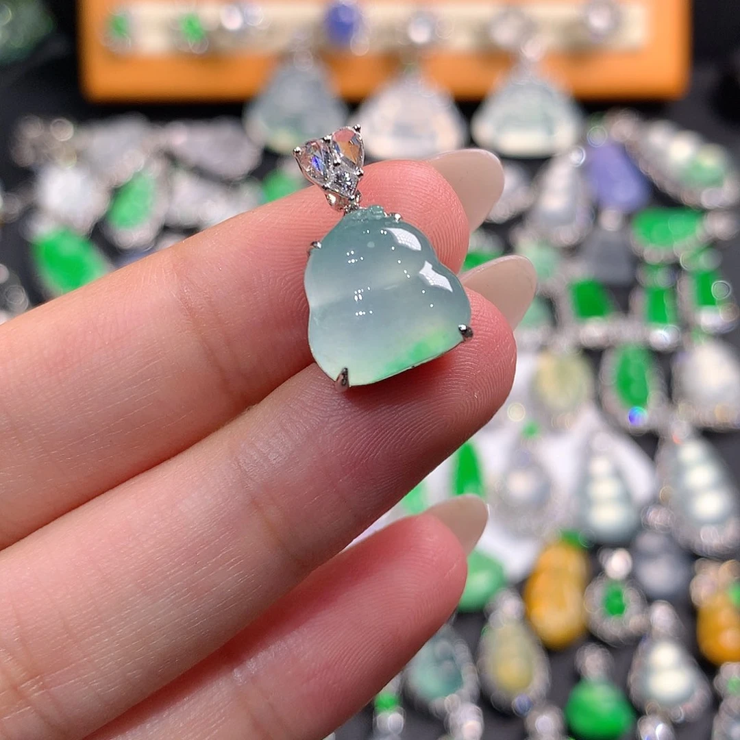 翡翠18K金镶嵌颈饰葫芦瓜