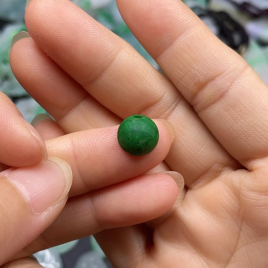 翡翠未镶嵌颈饰伊*?翡翠吊坠