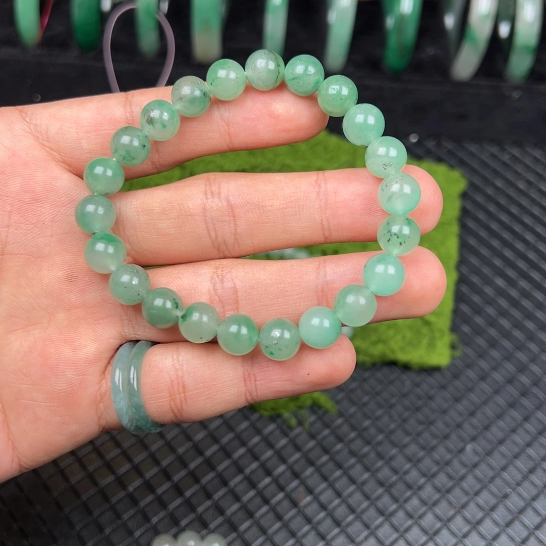 石英质玉（非洲翠）未镶嵌颈饰