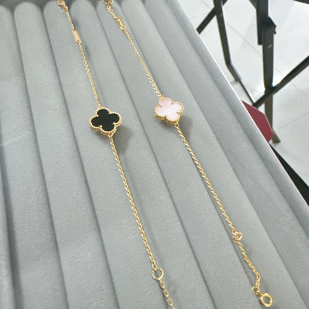 合金吊坠 名媛风四叶花贝母锆石手链女小众轻奢时尚精致叠戴手环