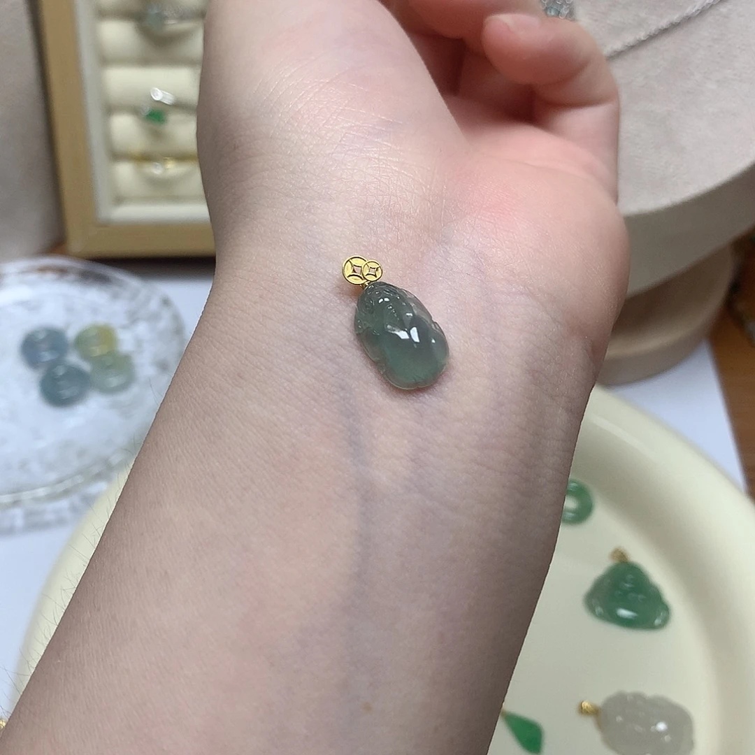 翡翠18K金镶嵌颈饰冰晴绿小皮皮吊坠