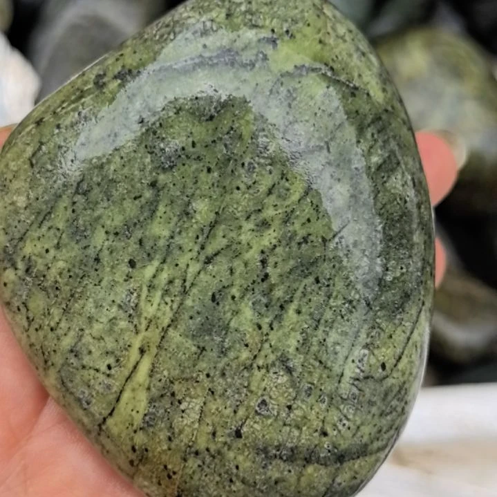 玉雪**。藏玉药王石原石手把件一个