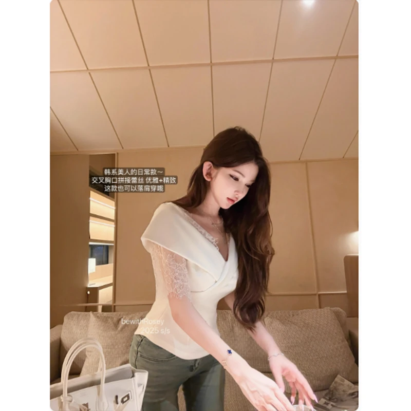 2025年夏季高级感法式设计感蕾丝拼接V领上衣显瘦气质轻奢名媛