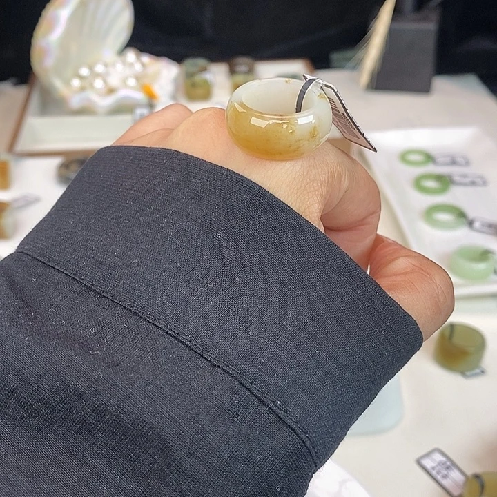 和田玉（糖玉）未镶嵌戒指Z35糖花蜜16.95