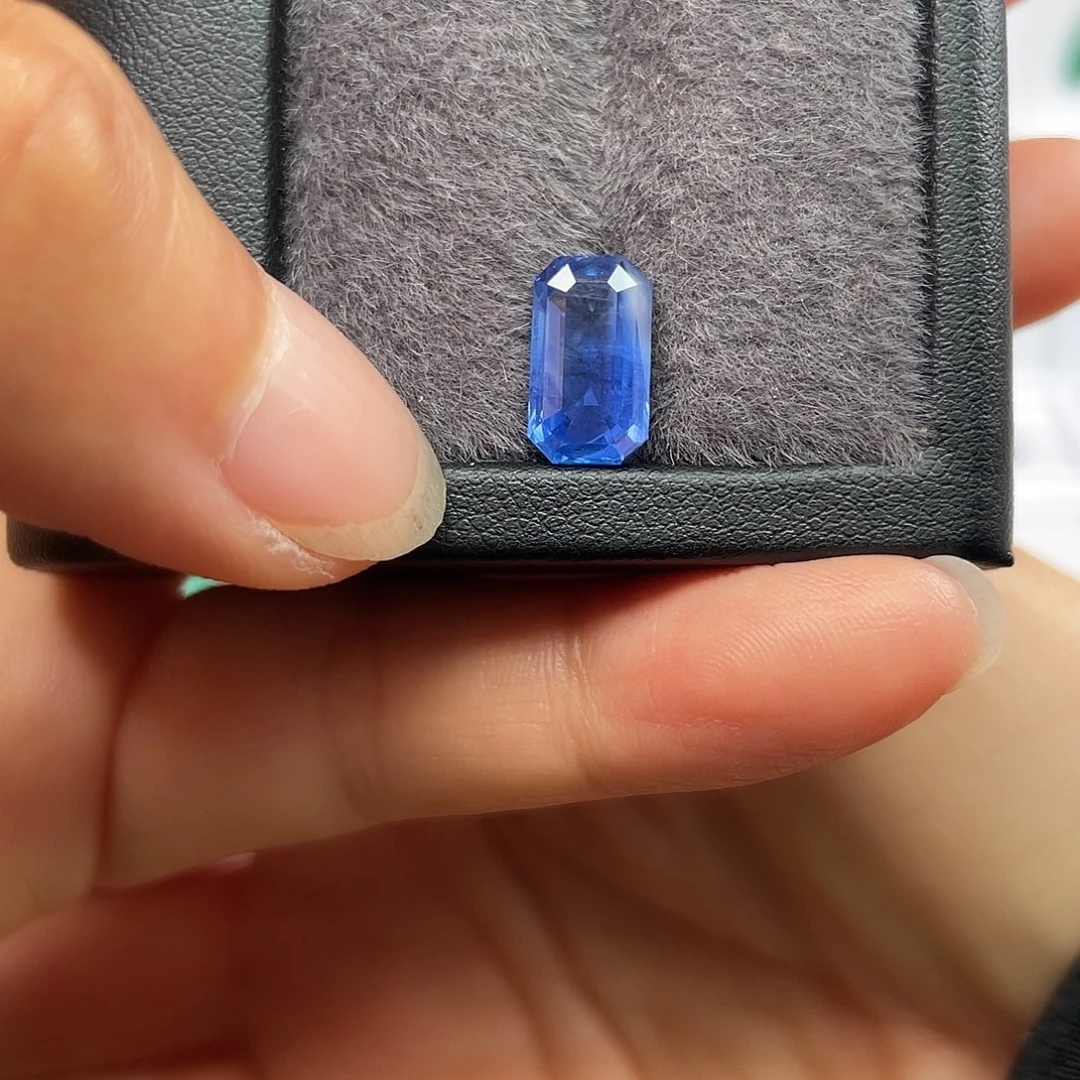 蓝宝石裸石未镶嵌4.11ct无烧矢车菊蓝宝石