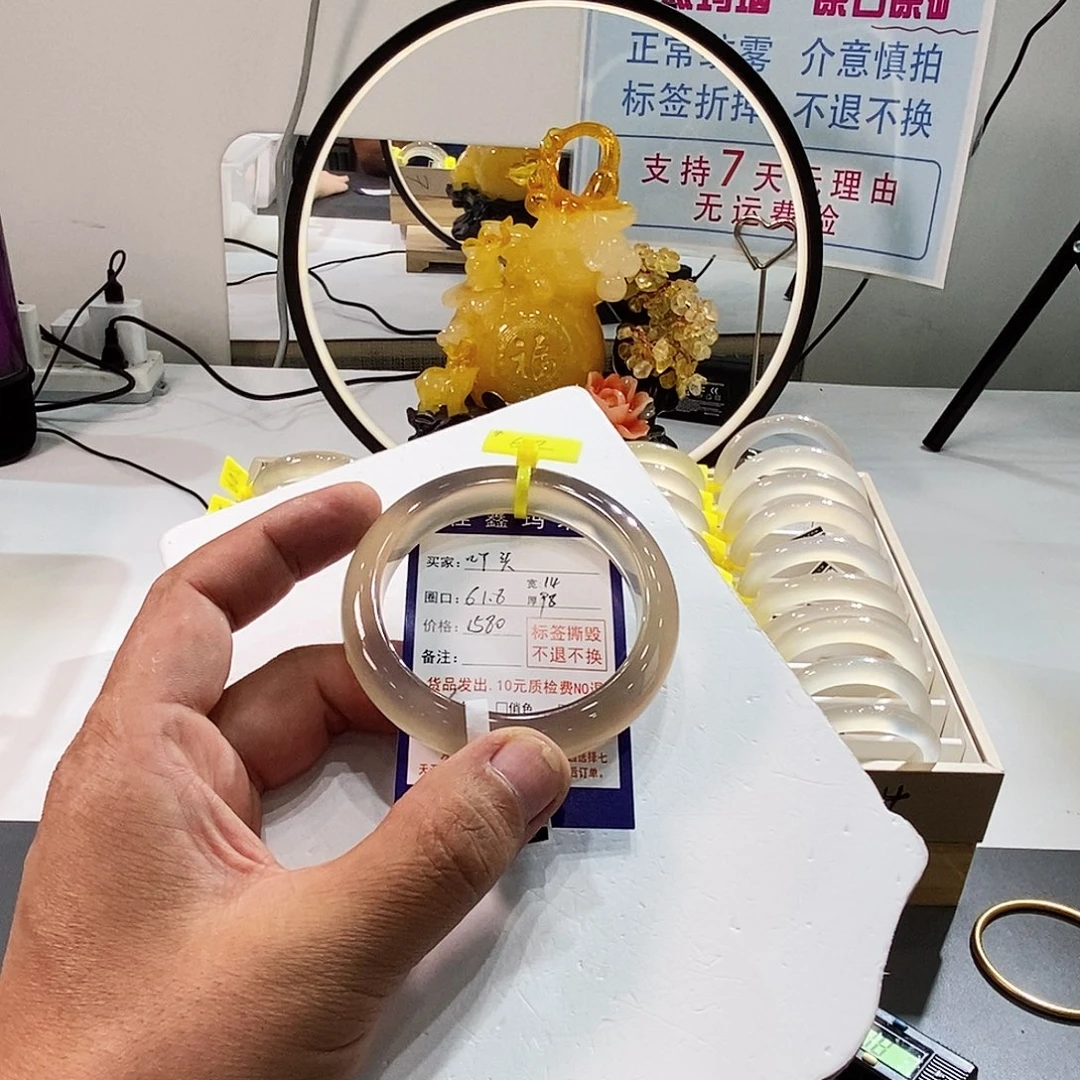 吖***头玛瑙/玉髓未镶嵌手镯