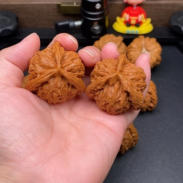 锦***瑞文玩核桃把件宫灯