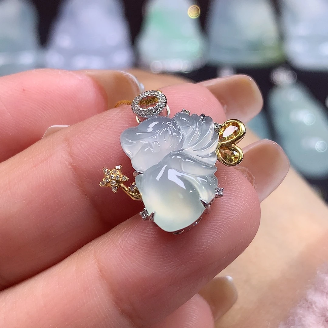 翡翠18K金镶嵌颈饰小仙子