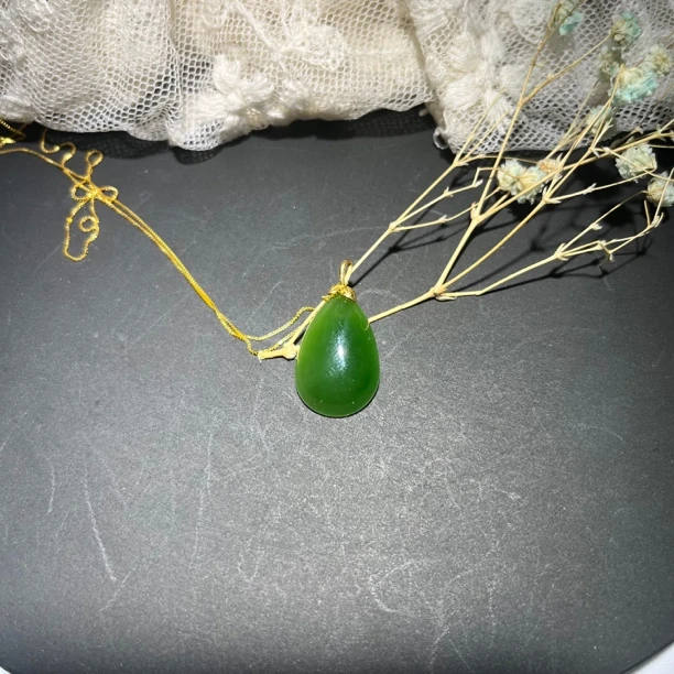 和田玉碧玉18K金镶嵌水滴