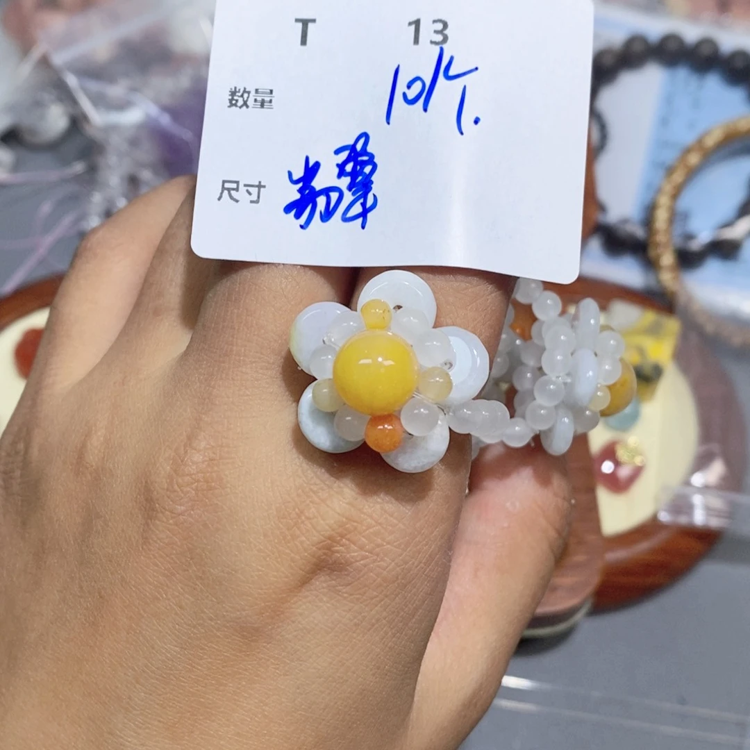 翡翠未镶嵌颈饰T13。一个