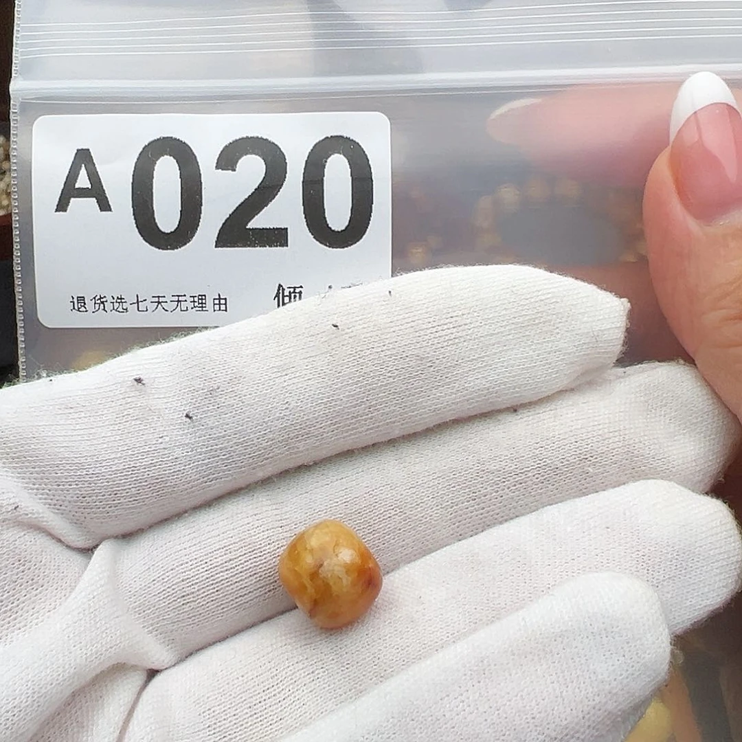 裸石琥珀未镶嵌守**仔微瑕