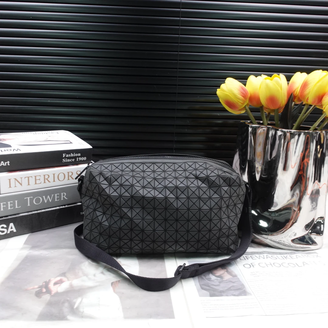 95新 Issey Miyake/三宅一生 单肩包/T20336591