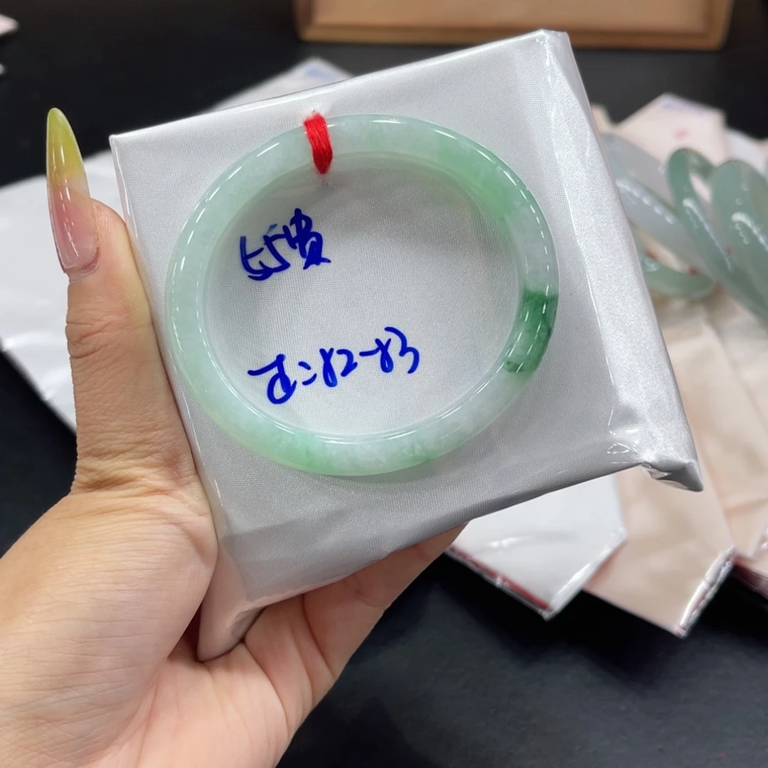 翡翠手镯未镶嵌翡翠