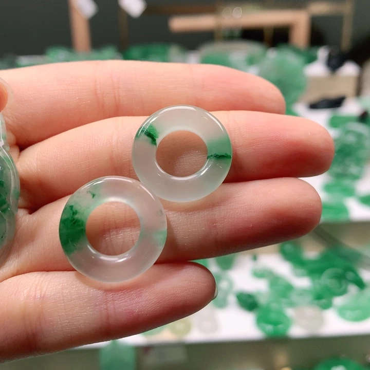 石英质玉未镶嵌颈饰依*天然非洲翠