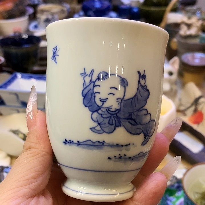 器物的色彩搭配起来很漂亮