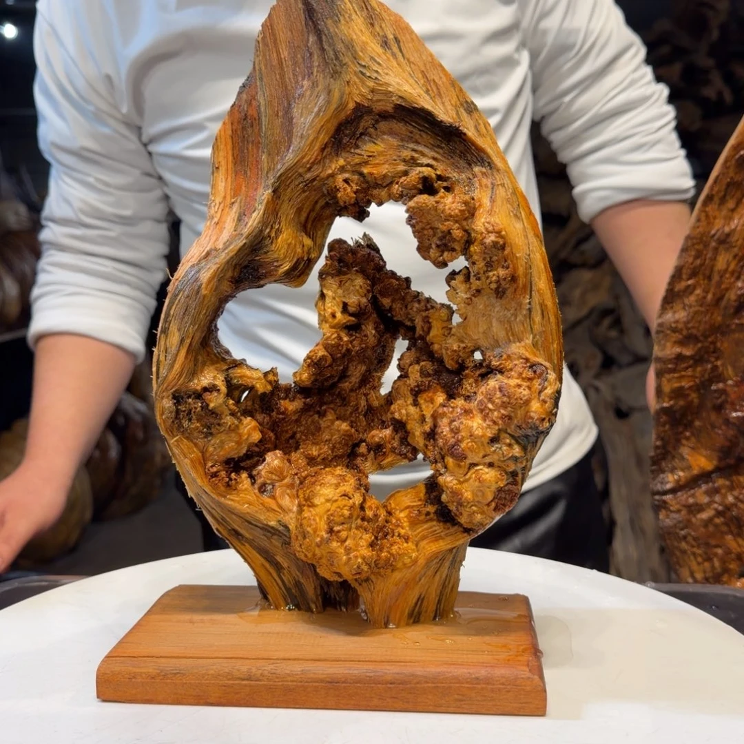 何***光木王一刀琥珀木摆件2