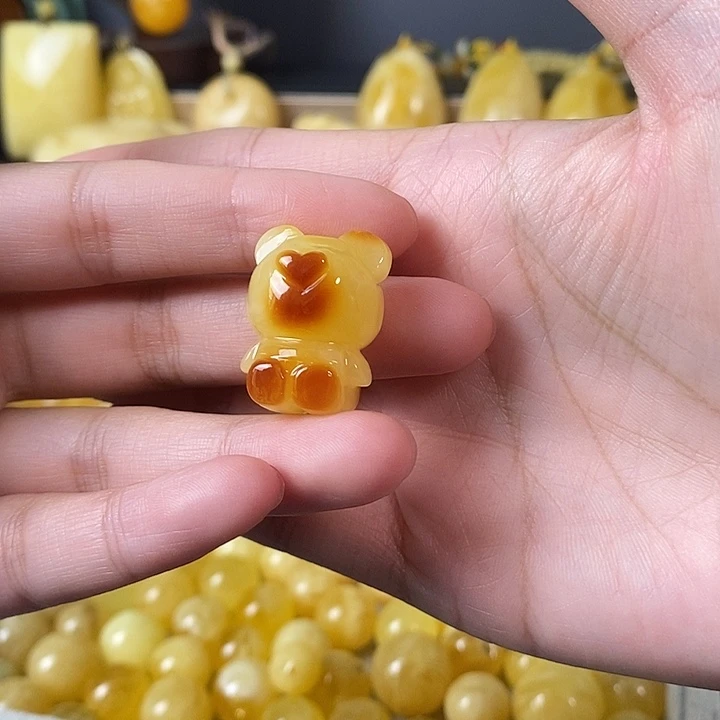 琥珀未镶嵌裸石小熊