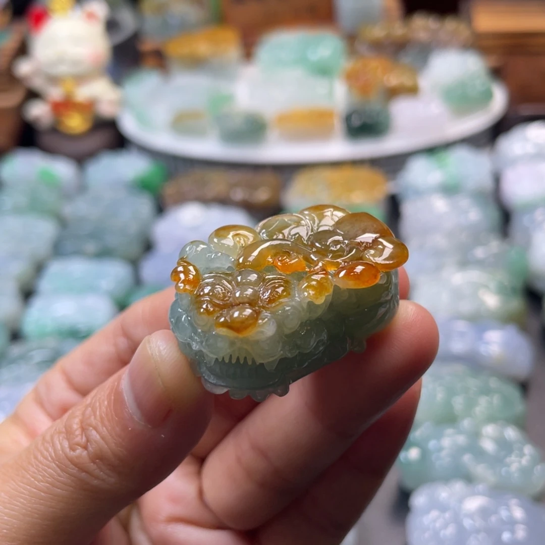 翡翠未镶嵌颈饰貔貅