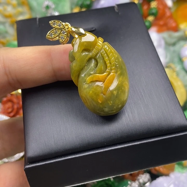 翡翠未镶嵌吊坠(赠链)