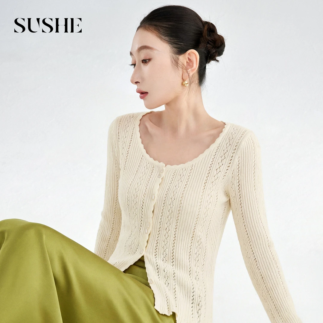 束皙SUSHE【熙语】浪漫主义 弹力羊毛镂空圆领木耳边喇叭袖针织衫