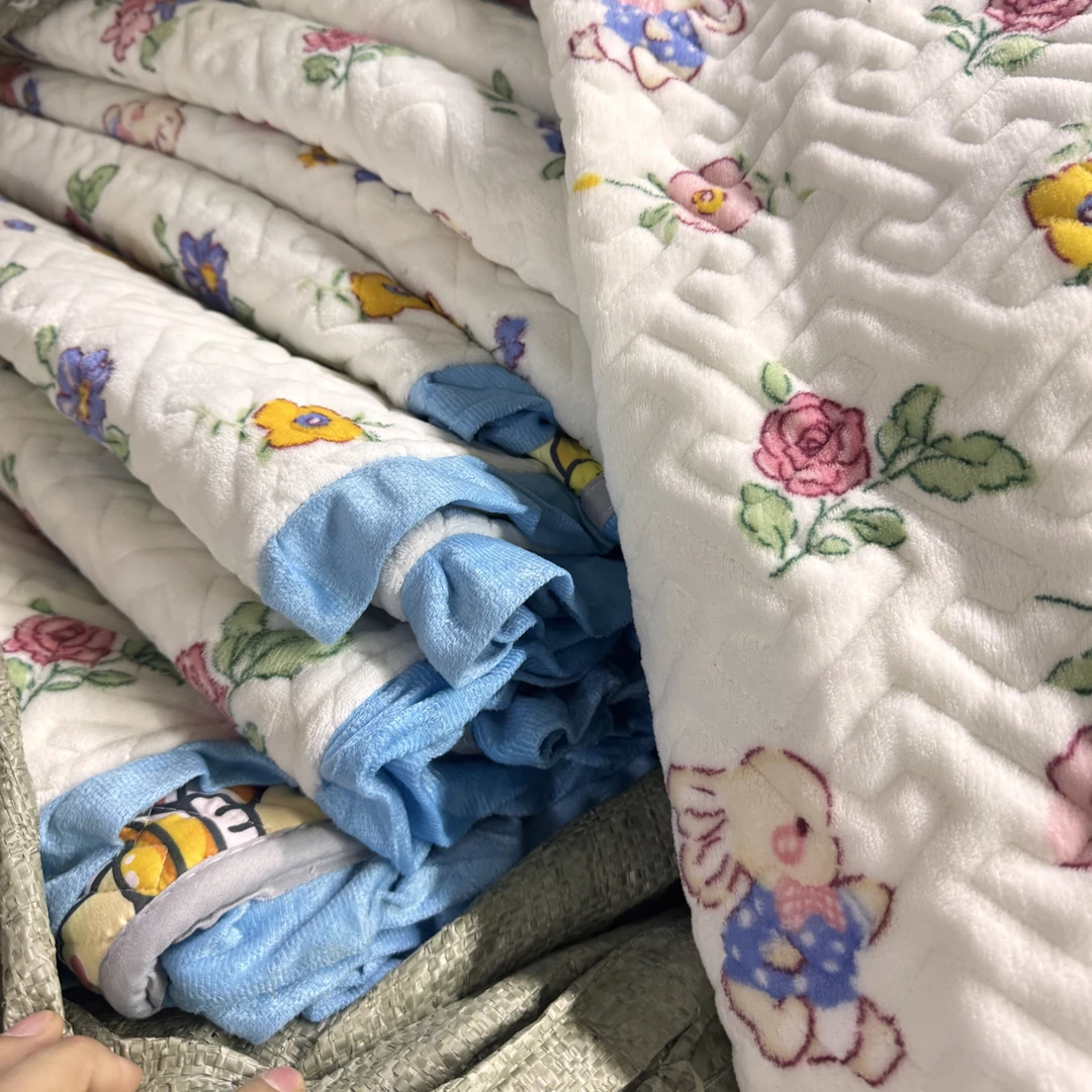 牛奶绒床盖夹棉花边床盖