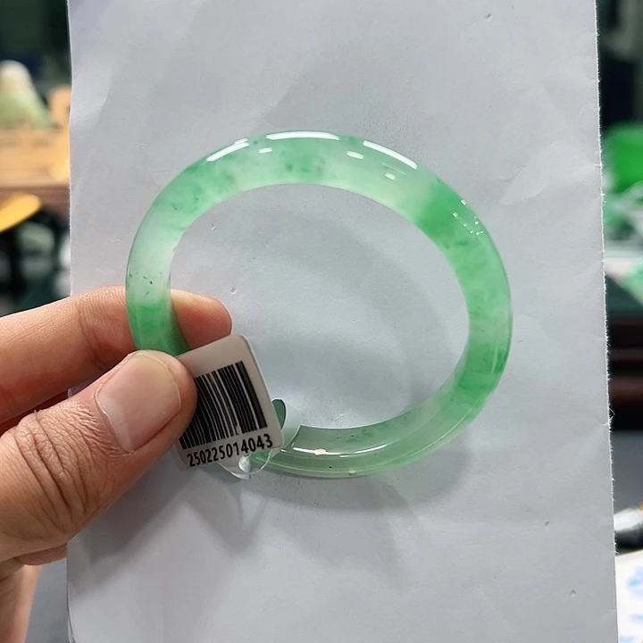 甜***笑石英质玉（非洲翠）未镶嵌手镯