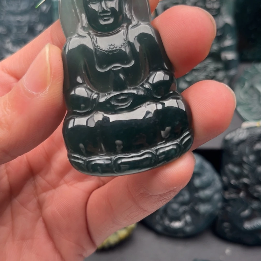 走***了翡翠未镶嵌颈饰观音