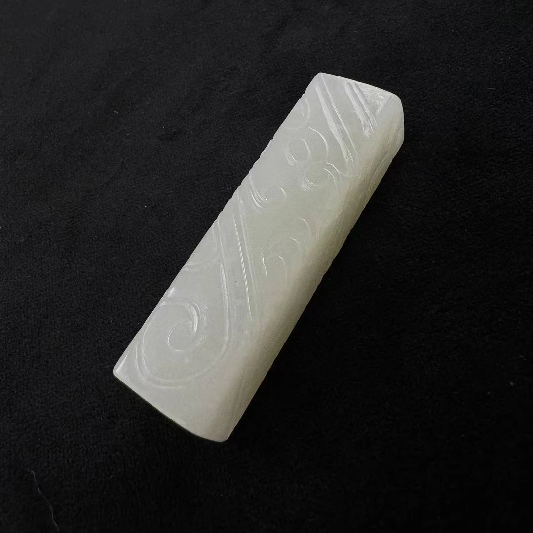 52G26  明 白玉龙纹勒子