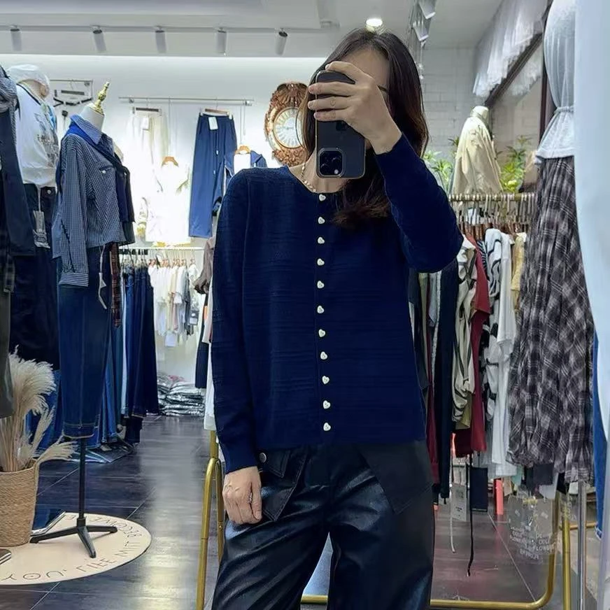 秋冬新款百搭减龄圆领舒适长袖爱心扣设计感高档针织衫毛衣女上衣