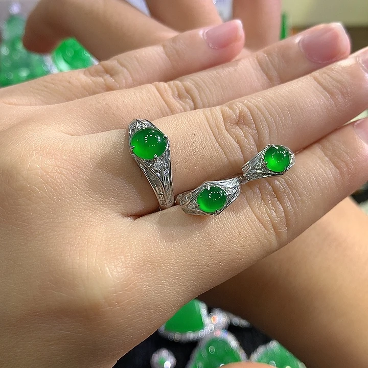 翡翠18K金镶嵌颈饰蛋面