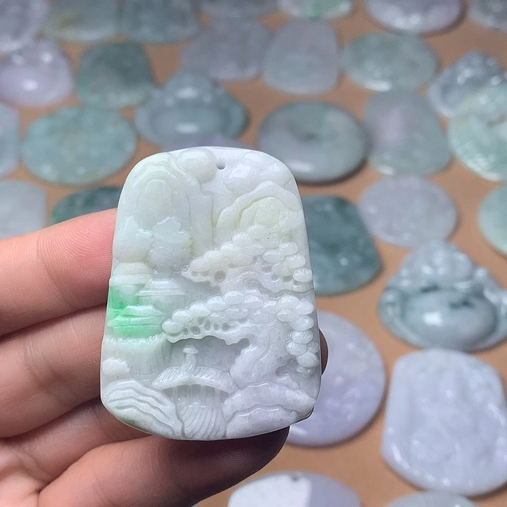 翡翠未镶嵌颈饰山水，石纹、瑕疵抠手