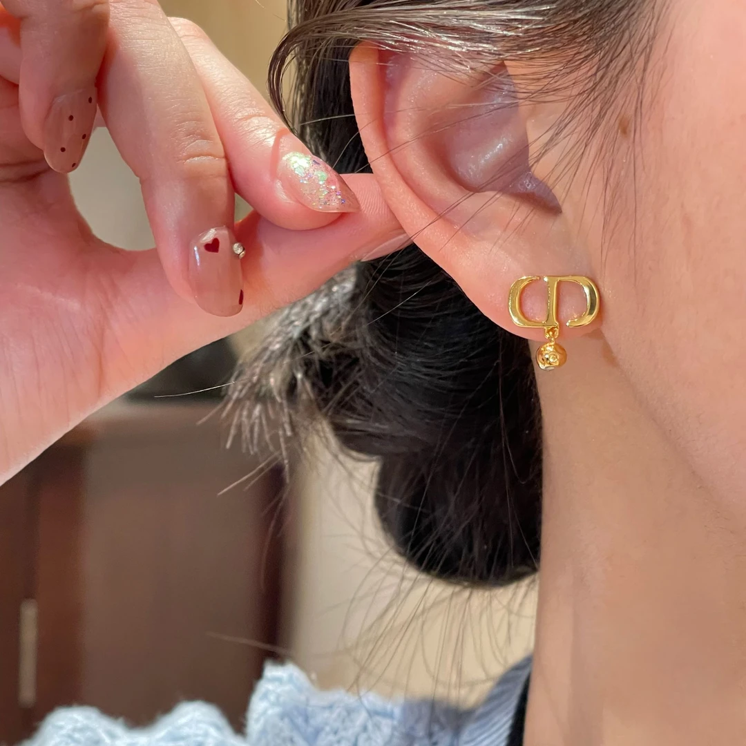 法式轻奢字母吊坠耳钉小众高级感简约百搭耳饰R3012