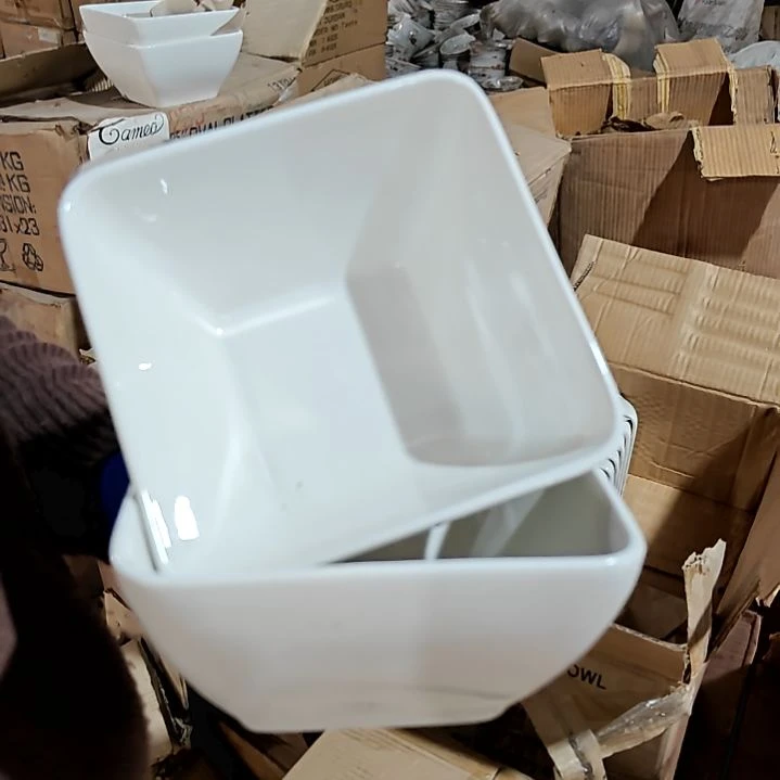 盘子碗茶壶啥都有