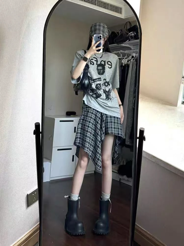 美式休闲风高街人像涂鸦圆领短袖T恤搭配不规则格子半身裙女套装