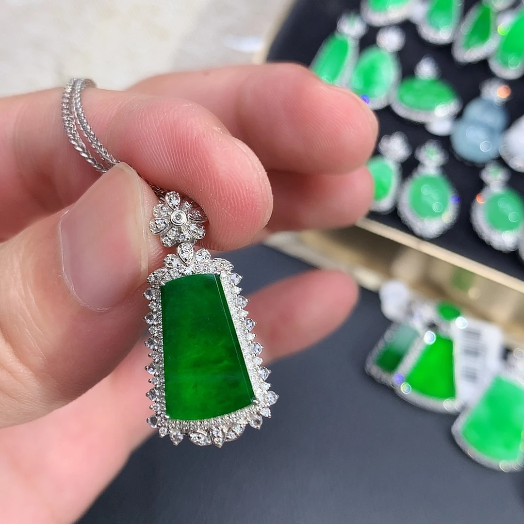每***懒翡翠18K金镶嵌吊坠(赠链)