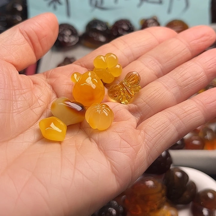琥珀未镶嵌颈饰蜜蜡