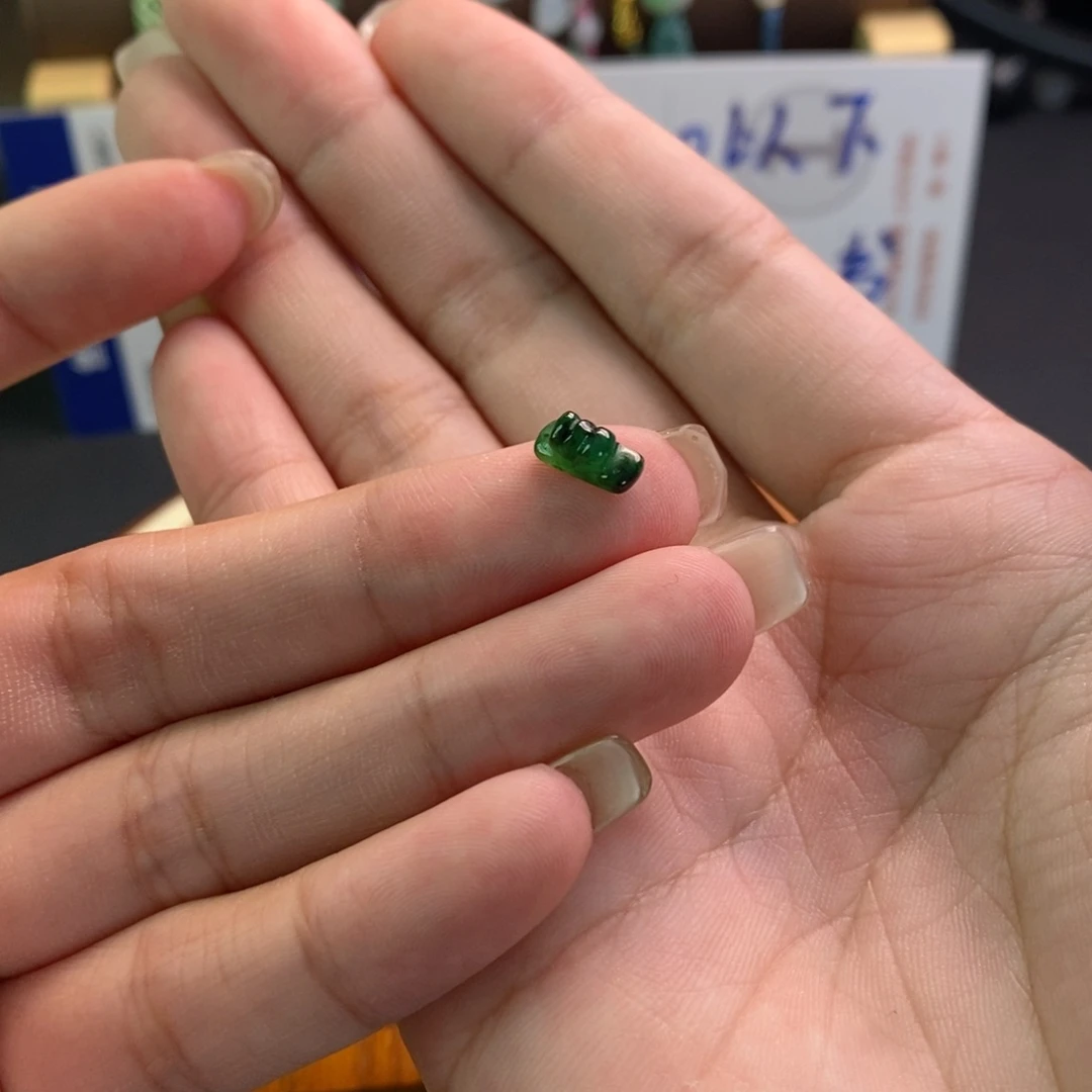 如***^翡翠未镶嵌颈饰17890