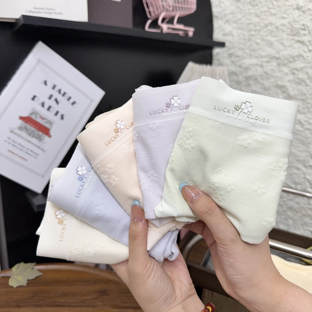 冬季中腰纯棉刺绣提花女士内裤舒适无痕透气10A抗菌裆三角裤 V704