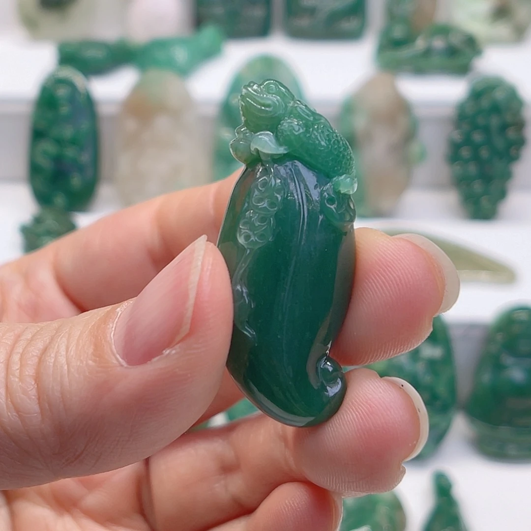 独山玉未镶嵌颈饰三**?