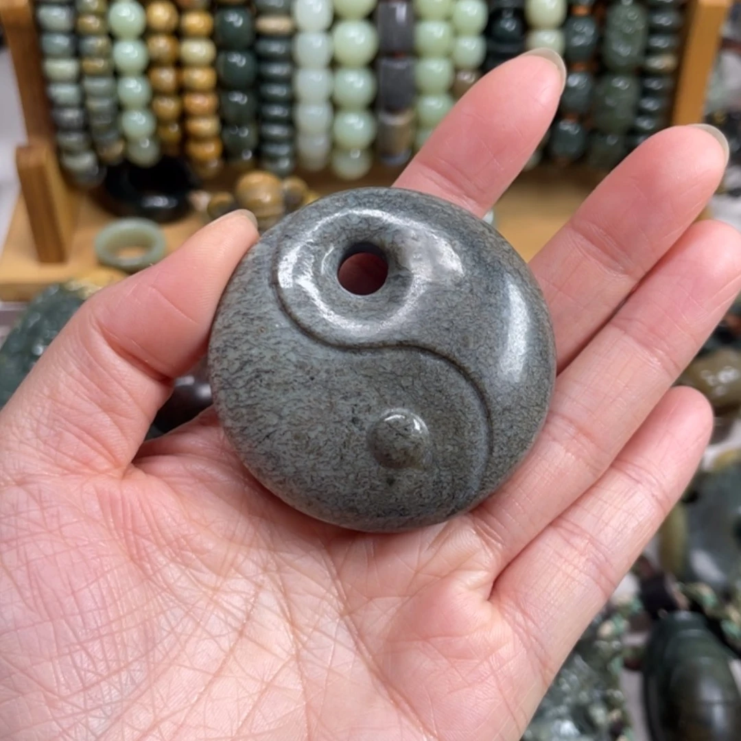 【闪购商品】未镶嵌岫岩河磨玉（透闪石质玉）把件