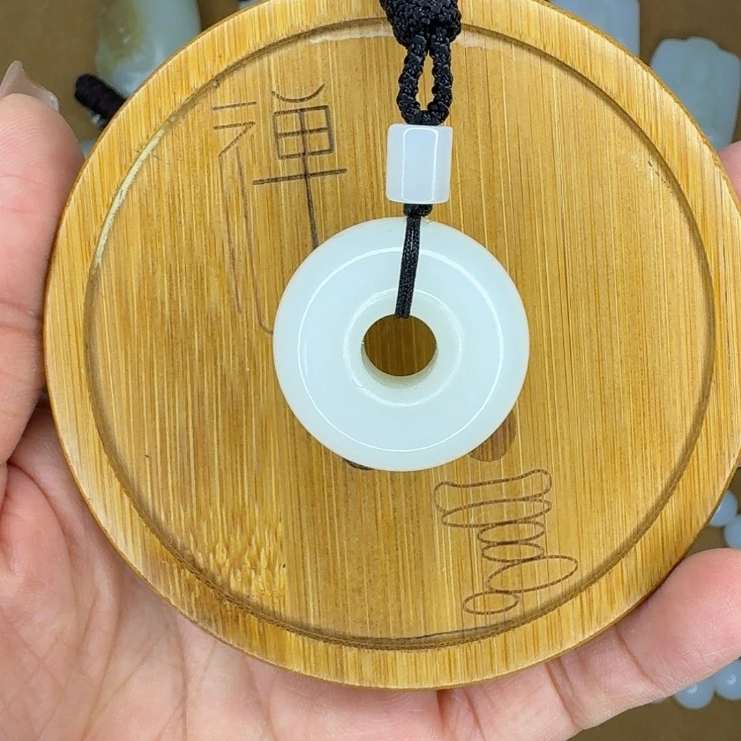 吊坠(赠链)未镶嵌和田玉